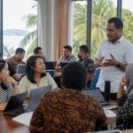 Akademisi dan peneliti muda mengikuti lokakarya penulisan artikel ilmiah di ruang kampus di Sorong.